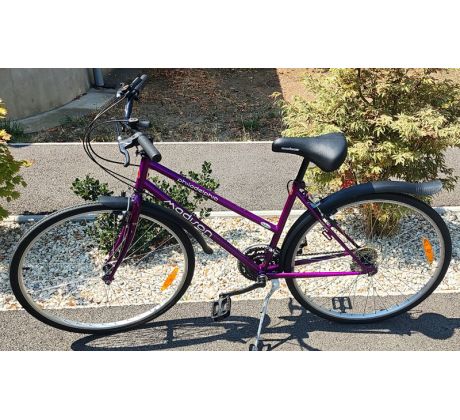 Zachovalý cestný trekingový bicykel MADISON PHILADELPHIA 18" rám 28" kolesá